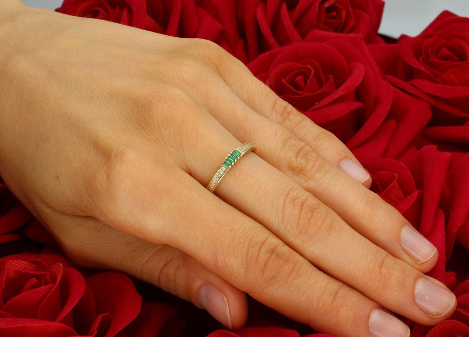 Złoty pierścionek damski próba 585 z zieloną cyrkonią i białymi kamieniami po bokach. Model PI 6512A 585, 1,58 g, szerokość szyny 2 mm, rozmiar 15. Idealny na prezent lub wyjątkową okazję.1.jpg